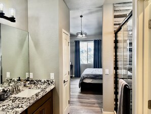 3 camere, una scrivania, ferro/asse da stiro, Wi-Fi gratuito