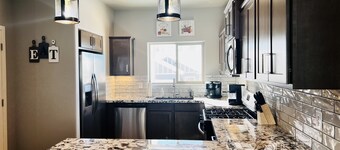 Gorgeous 3 bedroom cabin with hot tub