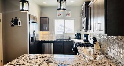 Gorgeous 3 bedroom cabin with hot tub