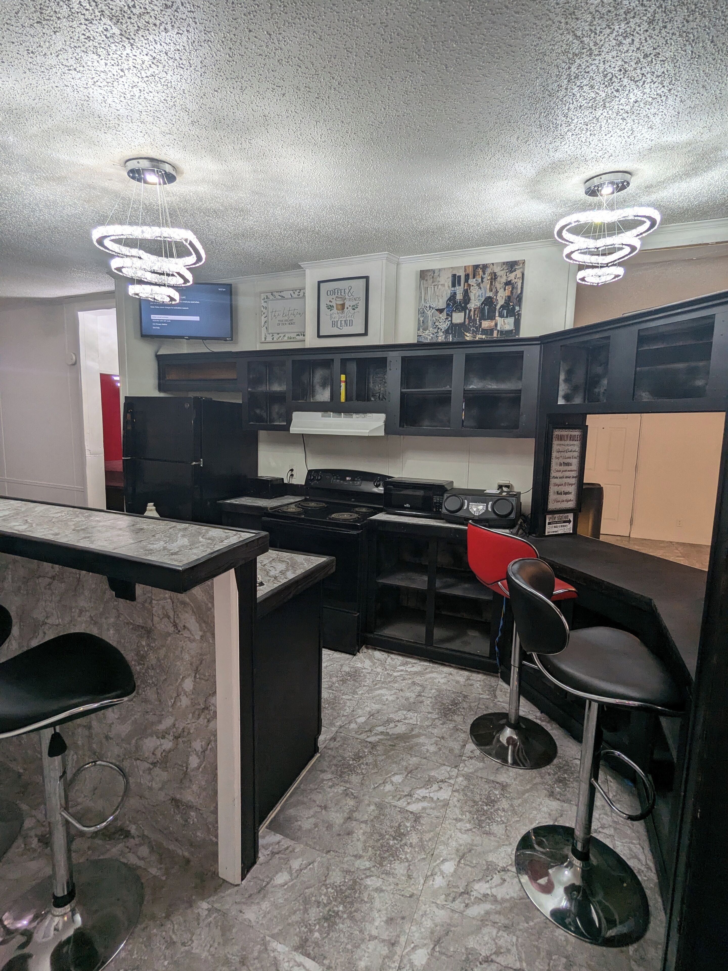 Frigorífico, microondas, horno y placa de cocina