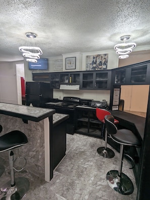 Geladeira, micro-ondas, fogão, cooktop