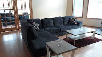 スマートテレビ、暖炉、書庫