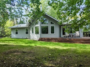 Exterior - 3 Bedroom Cottage - Sunroom + Patio + Fire Pit (Grand Marais)