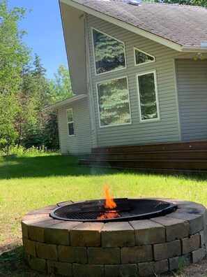 Property grounds - 3 Bedroom Cottage - Sunroom + Patio + Fire Pit (Grand Marais)