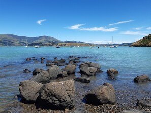 Plage à proximité, chaise longue, serviettes de plage