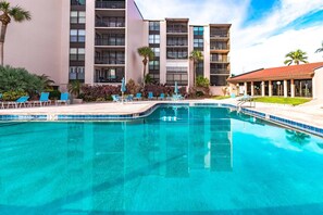 Et oppvarmet basseng og solsenger