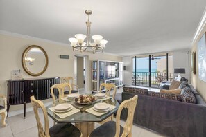 Dining - Ocean Views from Screened Lanai, Private Beach, Heated Pool, Tennis, Parking - enjoy luxury living! (Sarasota)