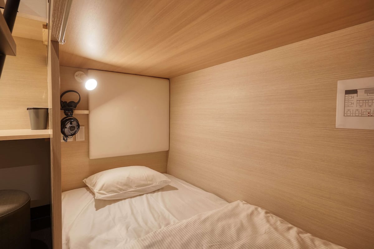 办公桌、熨斗/熨板、 免费 WiFi、床单