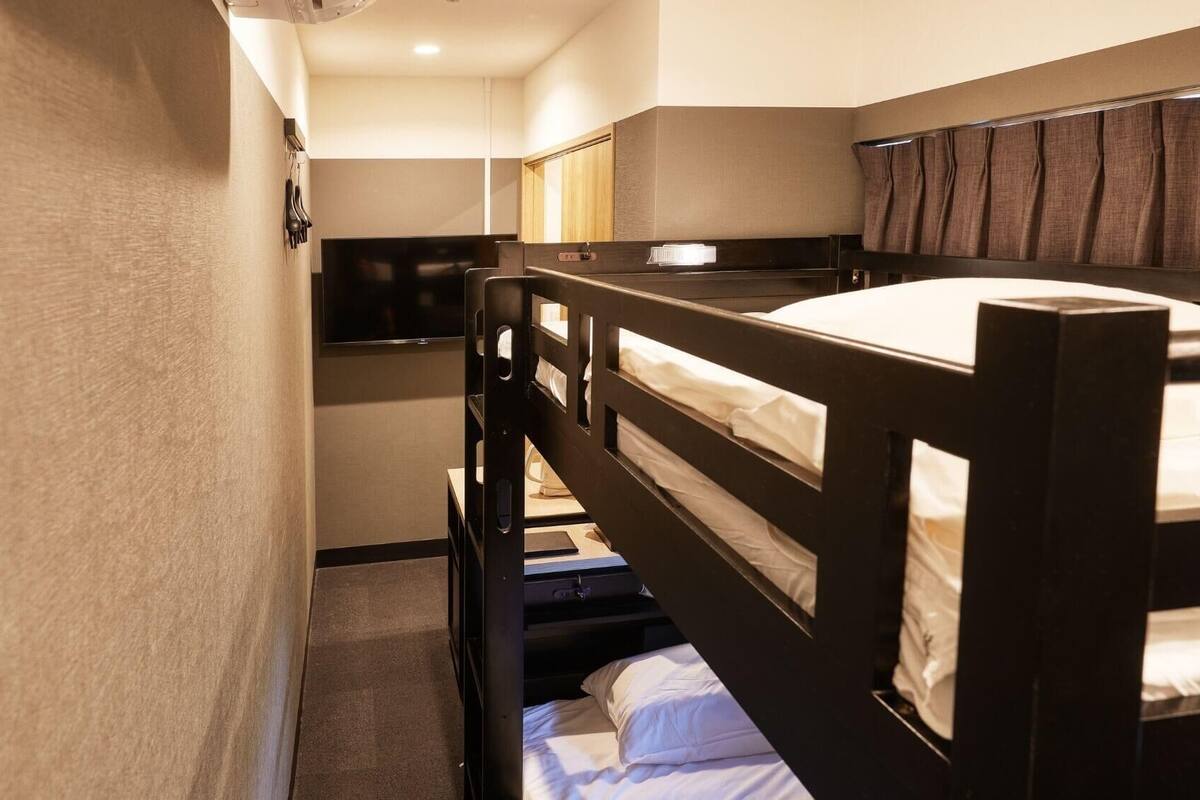 办公桌、熨斗/熨板、免费 WiFi、床单