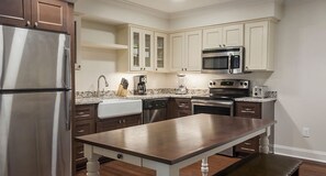 Fridge, microwave, oven, stovetop - Patrick Henry 2BR Premium Villa Historic Williamsburg on Resort (Williamsburg)