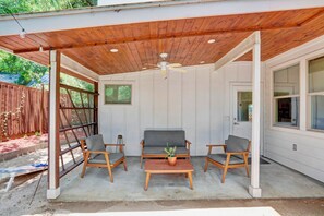 Terrace/patio - Peaceful Austin Oasis w/ King Bed I Private yard l Centrally Located (Austin)