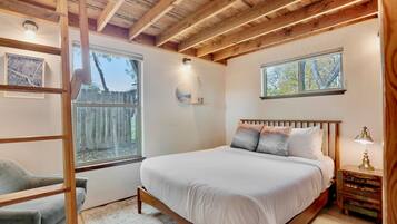 2 habitaciones, escritorio y tabla de planchar con plancha