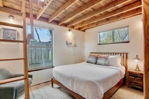 2 habitaciones, escritorio y tabla de planchar con plancha 