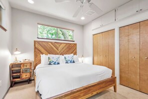 2 habitaciones, escritorio y tabla de planchar con plancha 