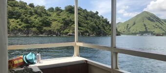 Cruise on gorgeous Indonesian Phinisi Boat