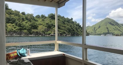 Cruise on gorgeous Indonesian Phinisi Boat