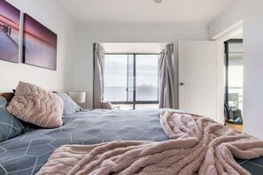 2 bedrooms, iron/ironing board, WiFi, bed sheets - Oceanfront Apartment with Balcony & Free WiFi (Semaphore Park)