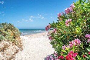 Beach nearby - Oceanfront Apartment with Balcony & Free WiFi (Semaphore Park)