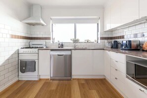 Køleskab, mikrobølgeovn, ovn, kogeplade