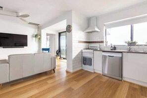 Køleskab, mikrobølgeovn, ovn, kogeplade