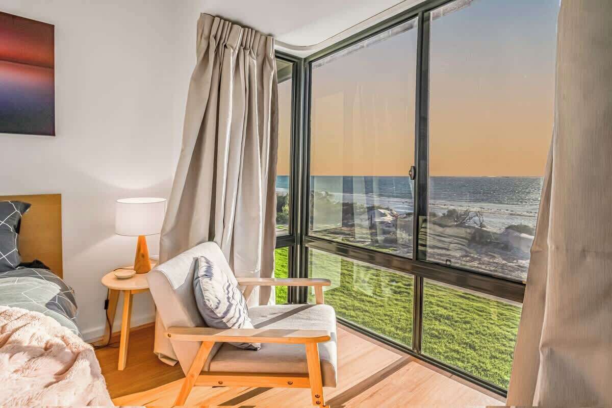 TV, Netflix, streaming services, offices