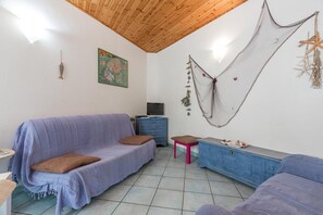 Apartamento família, vários quartos (Blue&Green House With Shared Pool) | Área de estar | TV 21 polegadas com canais a cabo