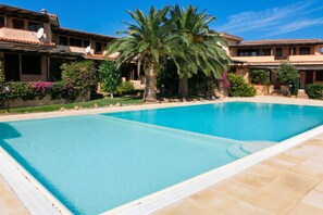 Appartement Familial, plusieurs chambres (Blue&Green House With Shared Pool) | Piscine | Piscine extérieure (ouverte en saison)