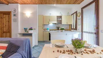 Family Apartment, 1 Bedroom (Blue&Green House With Shared Pool) | Dining