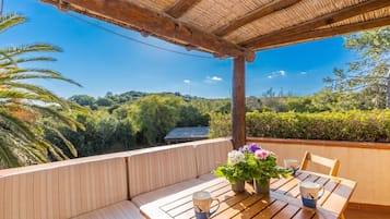 Family Apartment, Multiple Bedrooms (Blue&Green House With Shared Pool) | Outdoor dining