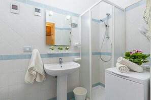 Bathroom - Blue&green House With Shared Pool (Golfo Aranci)