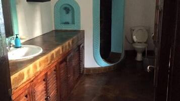 Standard Room | Bathroom | Combined shower/tub, towels