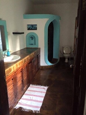 Bañera con ducha, toallas