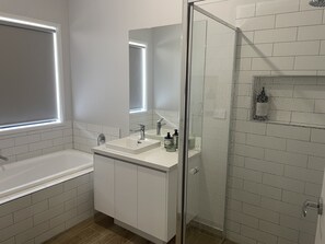 Bathtub, hair dryer, towels, soap - Bundalong Family Getaway on the Murray River (Bundalong)