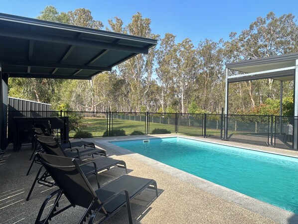 Alberca al aire libre y alberca climatizada