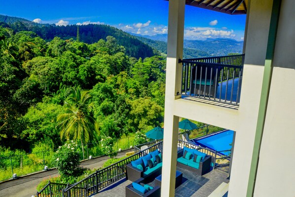 Property grounds - private Villa with swimming pool (Kandy)