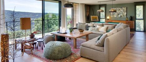 Una televisión, una chimenea, libros, un reproductor estéreo