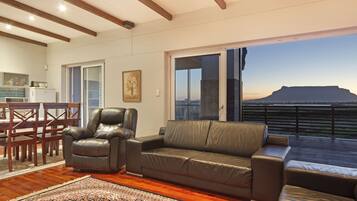 Nhà trăng mật | Khu phòng khách | TV