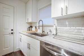 Full-size fridge, microwave, oven, stovetop