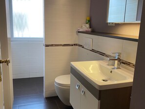 Shower, hair dryer - Ferienwohnung am Stadtpark Bed linen bookable - Ferienwohnung am Stadtpark (Bad Harzburg)