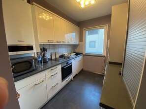 Fridge, microwave, oven, dishwasher - Ferienwohnung am Stadtpark Bed linen bookable - Ferienwohnung am Stadtpark (Bad Harzburg)