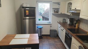 Kühlschrank, Mikrowelle, Ofen, Geschirrspüler