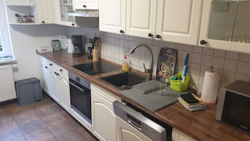 Frigorífico, microondas, horno y lavavajillas