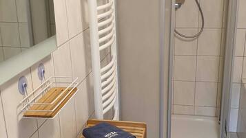 Dusche, Haartrockner, Handtücher, Toilettenpapier