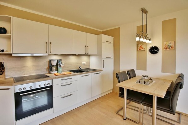 Kühlschrank, Mikrowelle, Ofen, Geschirrspüler