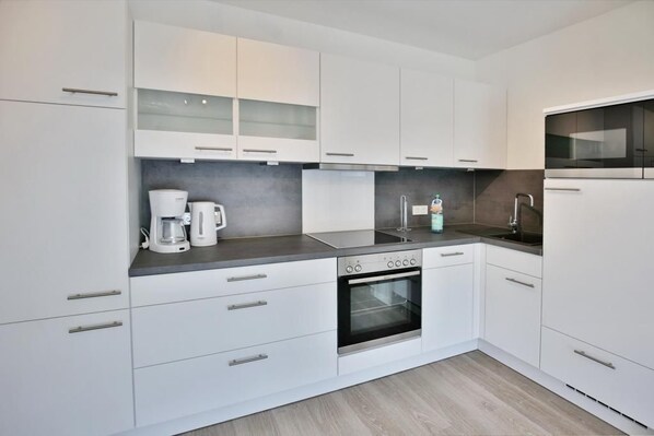 Kühlschrank, Mikrowelle, Ofen, Geschirrspüler
