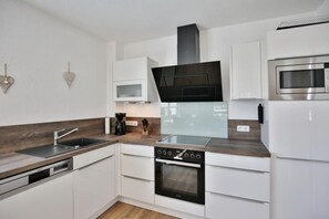 Kühlschrank, Mikrowelle, Ofen, Geschirrspüler