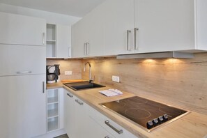 Kylskåp, mikrovågsugn, diskmaskin och kaffe- och tebryggare
