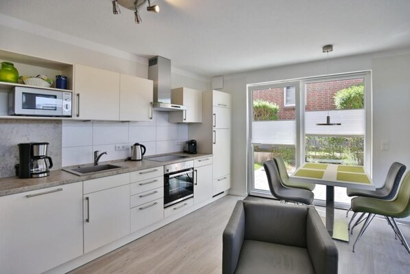 Mikrobølgeovn, ovn, opvaskemaskine, kaffe-/temaskine