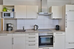 Mikrowelle, Ofen, Geschirrspüler, Wasserkocher mit Kaffee-/Teezubehör