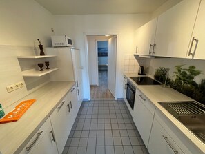 Mikrowelle, Ofen, Geschirrspüler, Wasserkocher mit Kaffee-/Teezubehör